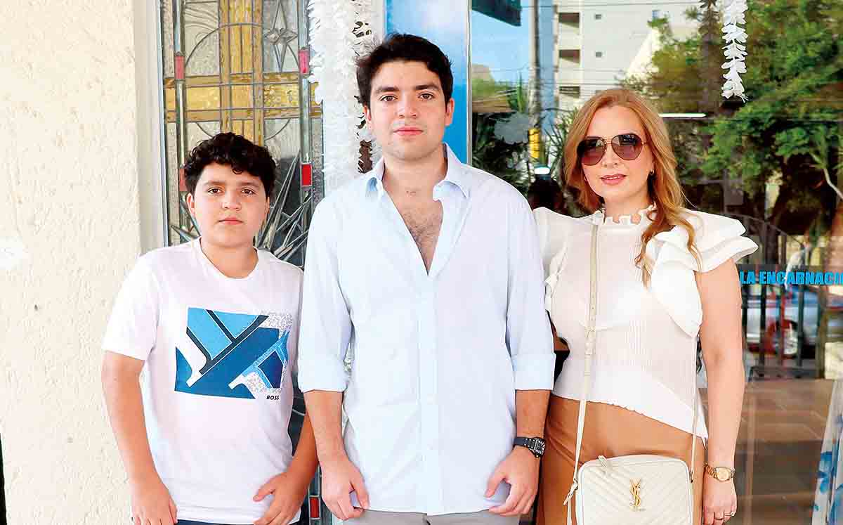JAVIER SIERRA, ANTOLIN SIERRA Y MIRIAM GOVELA llegaron a la misa de Acción de Gracias