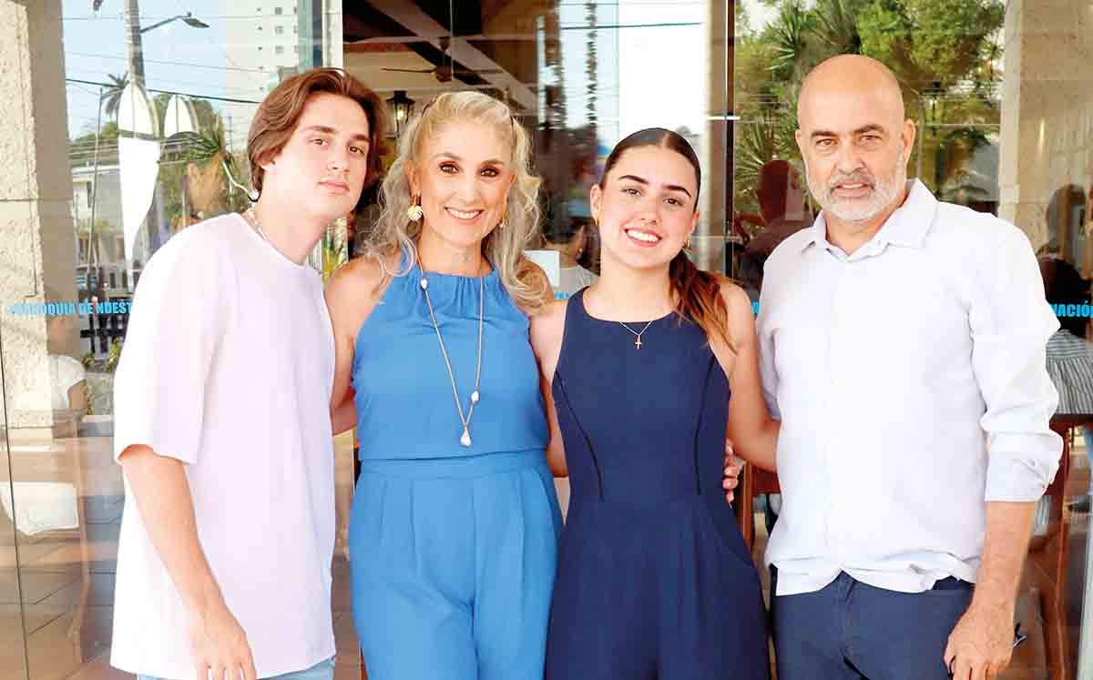 ALBERTO DELGADO, GABY QUIROGA, ANA DELGADO Y SALVADOR DELGADO felices en la emotiva misa