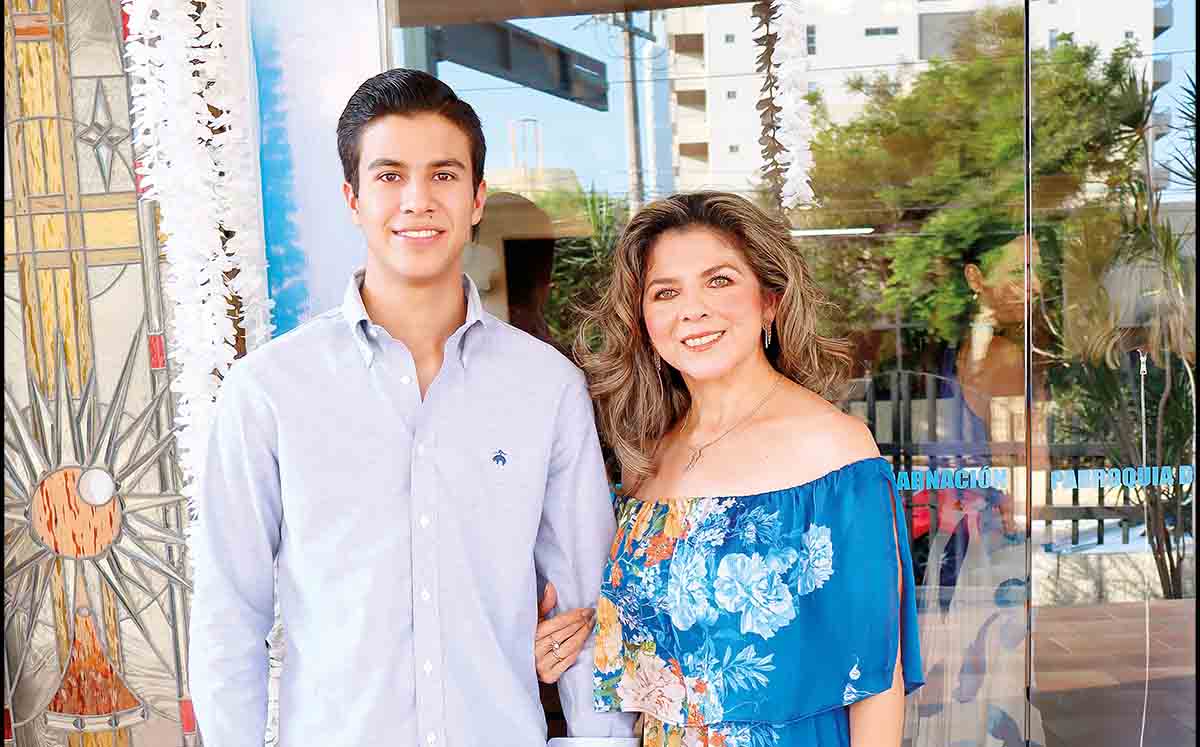 JESÚS MANUEL GUTIÉRREZ Y ROXANA DE GUTIÉRREZ dieron las gracias por terminar un escalón más en su educación