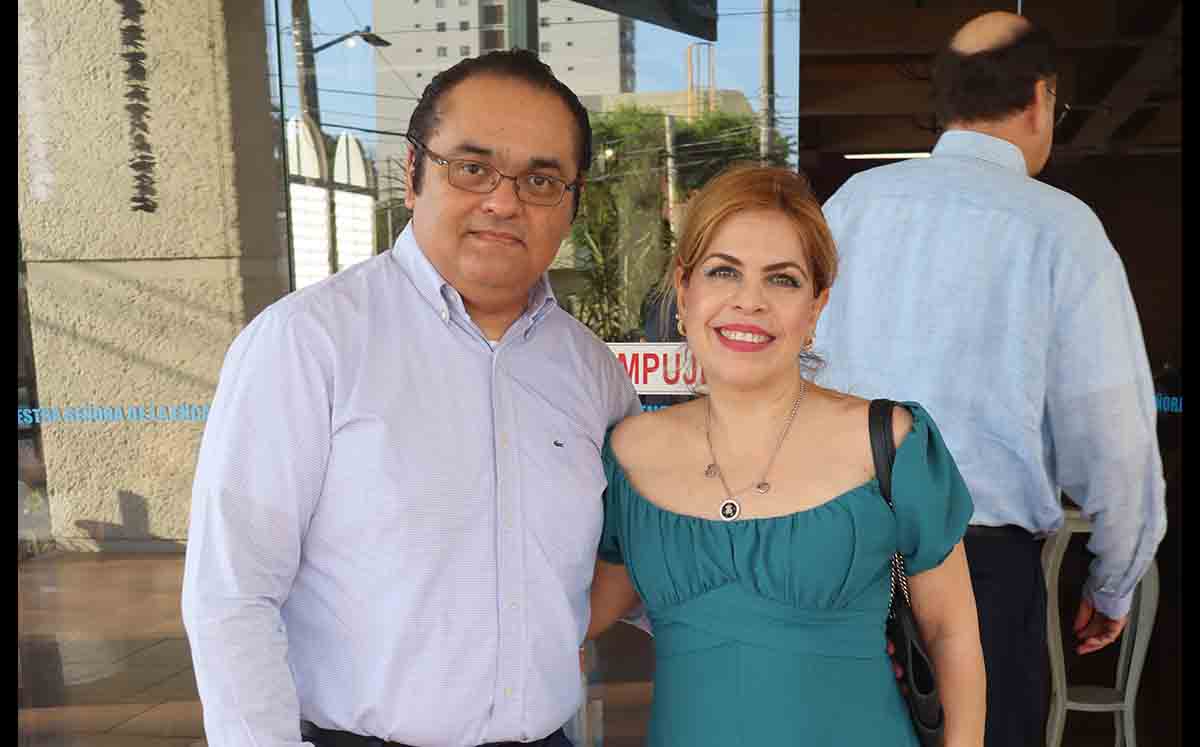 Asistentes llenaron de abrazos y buenos deseos a los recién graduados