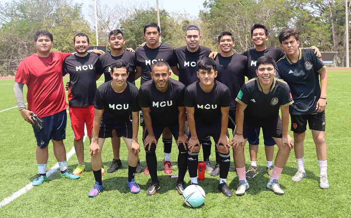 Asistentes en el partido de fútbol de las Fiestas de Fuego Nuevo 2024