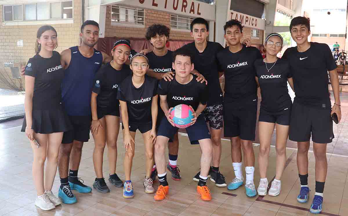 Asistentes en el partido de volleyball mixto