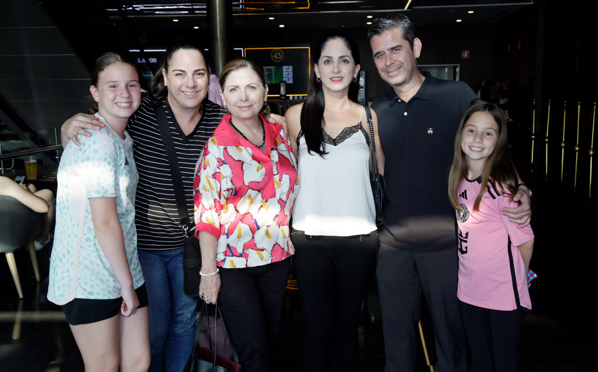 Ana Claudia Manzur, Claudia de Manzur, Hermila Garza, Joana Manzur, Octavio Díaz y Gabriela Vázquez / Foto: Omar Valdez