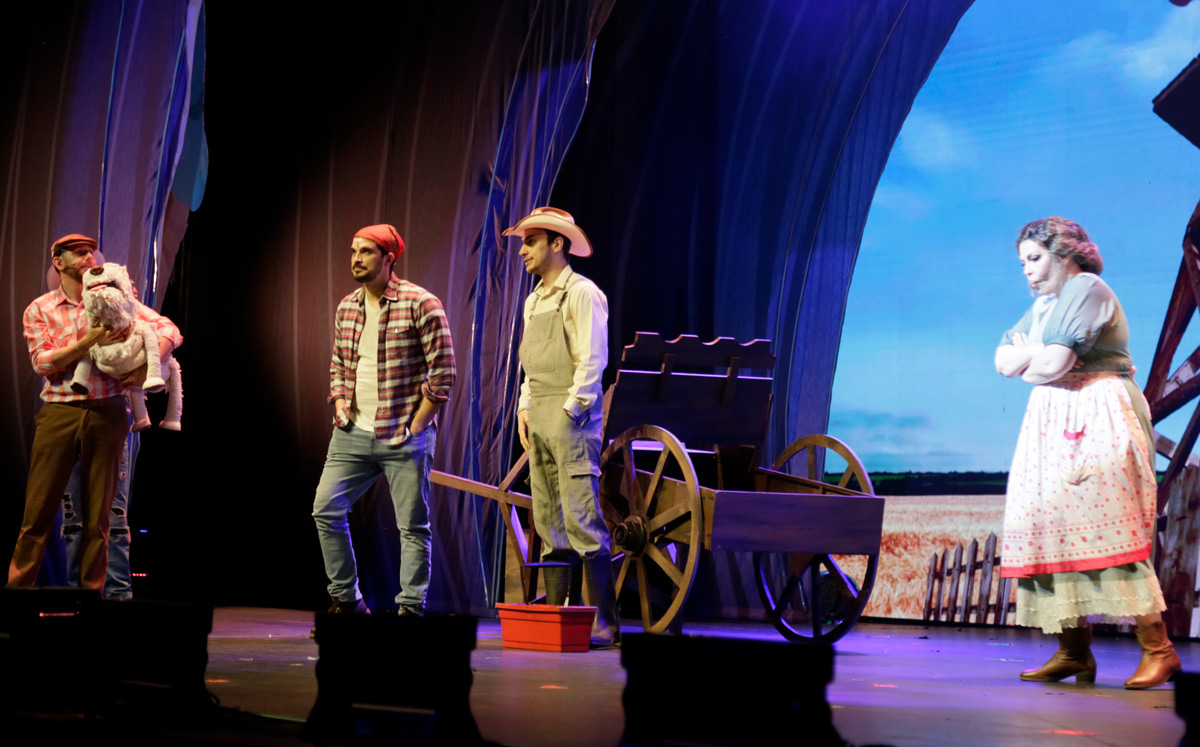 Un elenco estelar y una gran producción recrearon la mágica aventura de Dorothy / Foto: Omar Valdez