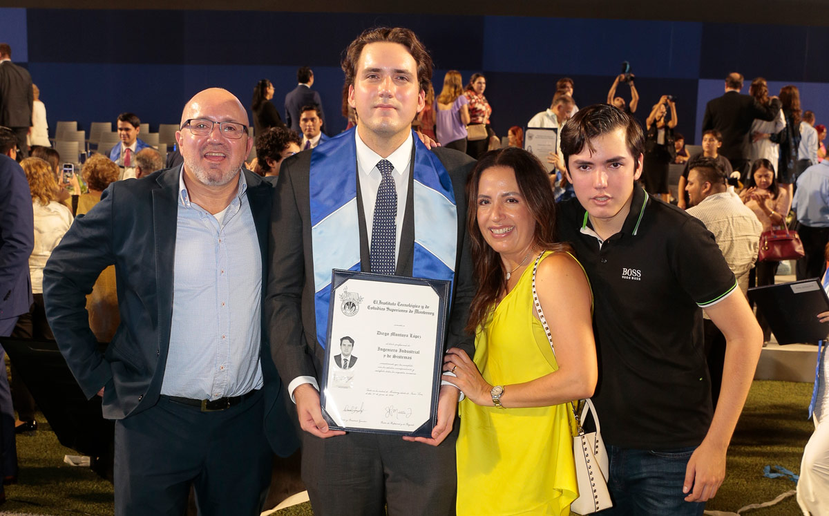 Emiliano Montoya, Diego Montoya, Rosa Elena López y Emiliano Montoya / Foto: Daniel Saldívar