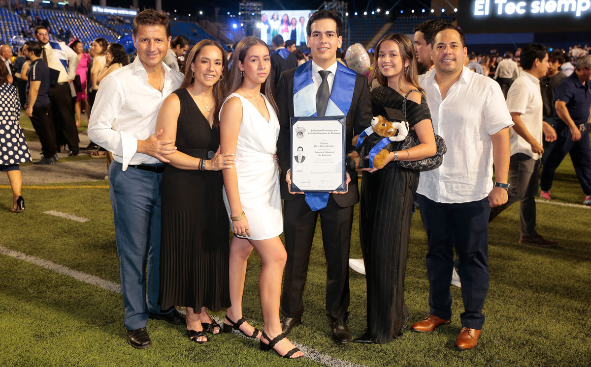 Enrique De la Garza, Elizabeth Sánchez, Luciana De la Garza, Enrique De la Garza, Lisa Mariana De la Garza y Óscar Sánchez / Foto: Daniel Saldívar