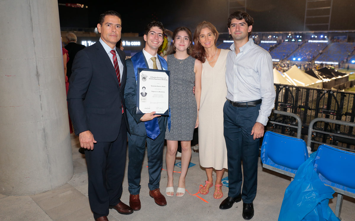 Juventino Gutiérrez, Leonardo Gutiérrez, Ana Laura Olivardia, Mónica Romo y Juventino Gutiérrez / Foto: Daniel Saldívar