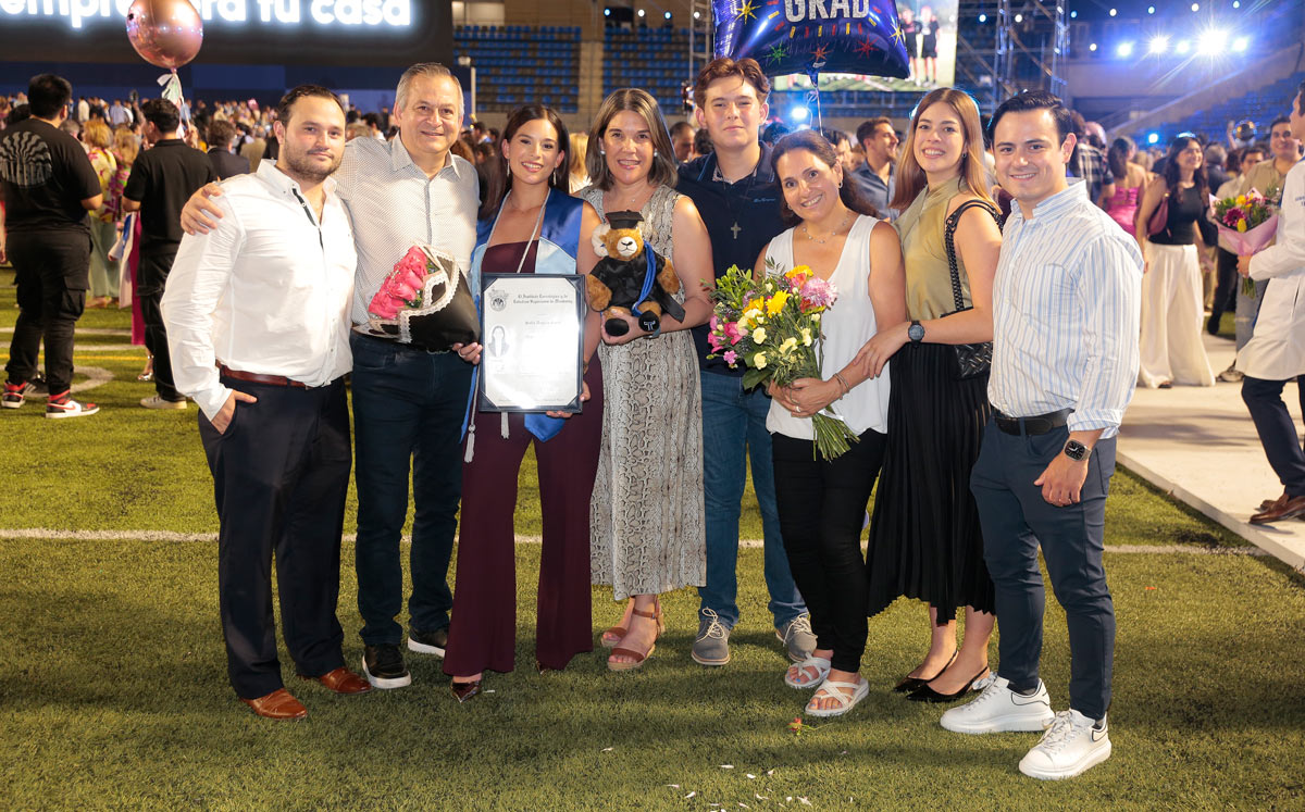 Lorenzo García, Jorge Angulo, Sofía Angulo, Sylvia Garza, Jorge Angulo, Norma Garza, Regina Angulo y Eduardo Villarreal / Foto: Daniel Saldívar