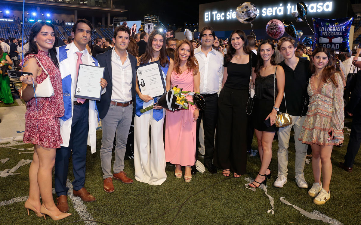 René Zubieta y Vale Préstamo junto a un grupo de familiares y amigos / Foto: Daniel Saldívar
