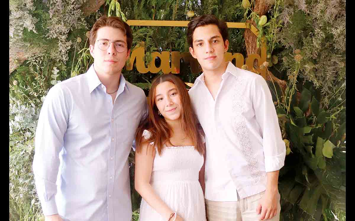 JESÚS ANDRÉS JUÁREZ, ROMINA CORONA Y LEONARDO CORONA felices de celebrar junto a Mariano de su primera comunión