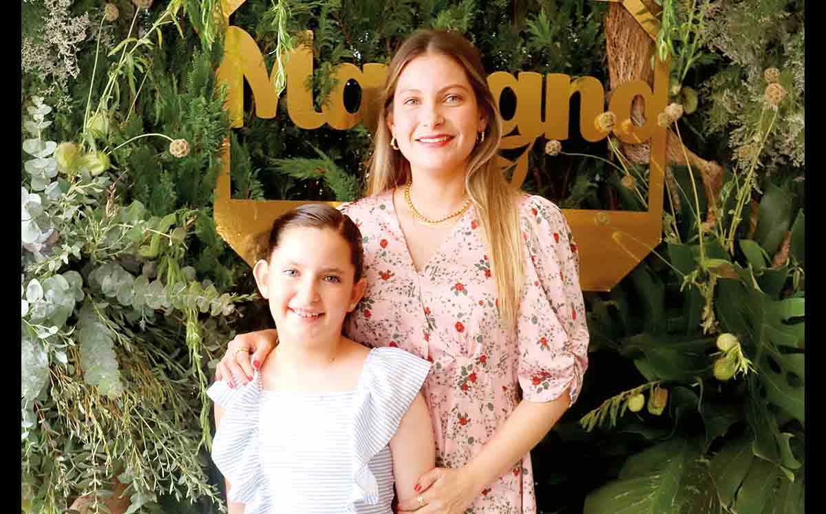 ANA LUISA LEGORRETA Y PATY CRUZ disfrutaron de la misa impartida por el padre Daniel Zapata
