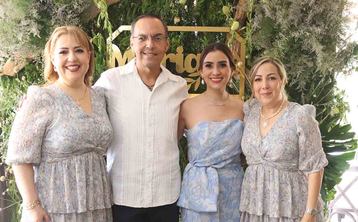 LILI CORONA, ADRIÁN APARICIO, MARIANA CONDE, CLAUDIA CORONA felices de celebrar la primera comunión de Mariano Corona