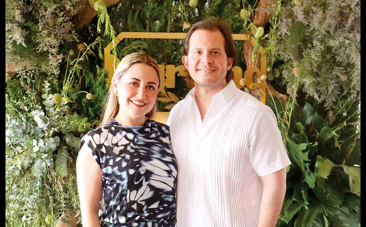 CARLA MEDELLÍN Y ALFREDO CAMPOS llegaron puntuales a la Capilla Convento Madres Adoratrices