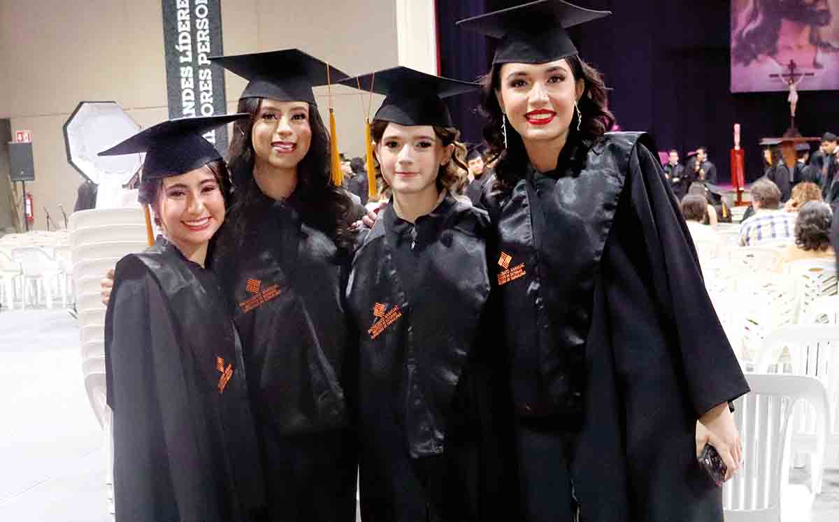 PAULINA RABAGO, MAY JIMÉNEZ, DANIELA BUSTOS E IMELDA ZAMORA en el gimnasio Burton E. Grossman