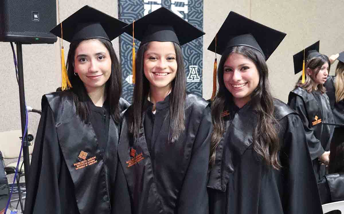 KATERINE MUÑOZ, REGGINA MOTA Y ANDREA MEZA llegaron puntuales a la misa