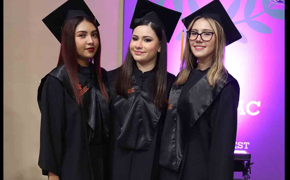 VALERIA GUZMÁN, JAQUELINE BETANCOURT Y DENISSE RINCÓN pasaron una a una por sus reconocimientos entre los aplausos