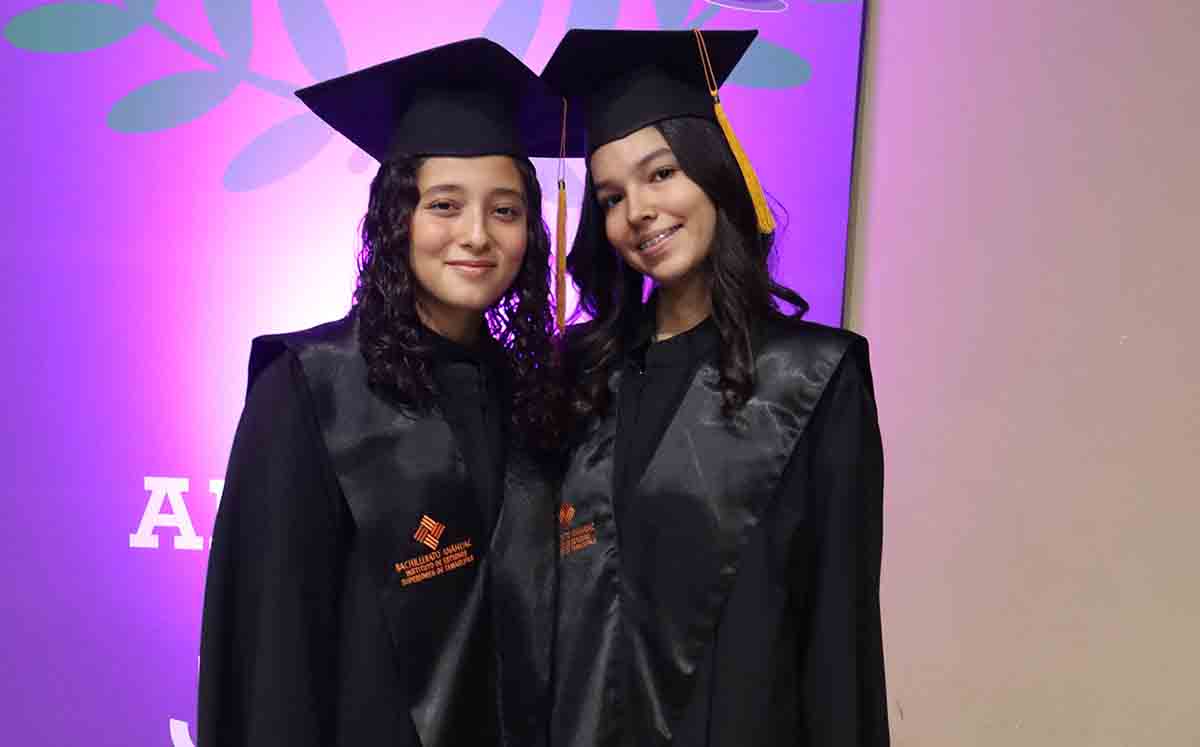 VALERIA MARTÍNEZ Y DANNA MIRANDA llegaron al gimnasio Burton E. Grossman