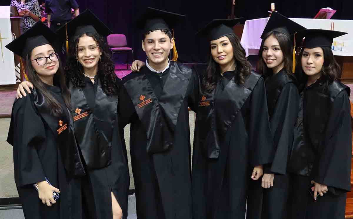 REBECCA MARTÍNEZ, JULIA CASTRO, MASSABI VALVERDE, DANIELA ACOSTA, SARA MORALES Y VALERIA ACOSTA llegaron a la misa