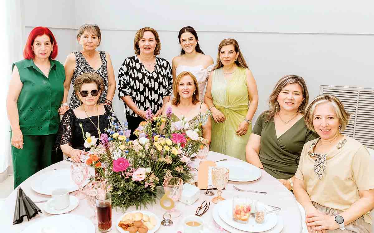 IRMA RODRÍGUEZ, NANCY CARLOS, LOLY MANSUR, MACA RODRÍGUEZ, MARCELA AGUILAR, MARIBY LUCIO Y ADRIANA BORREGO felices de festejar