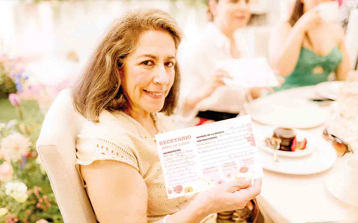SUSY MENA recibió como recuerdo una original bolsa artesanal un estuche de brochas de viaje