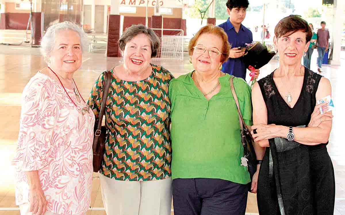 VIKA HURTADO, CONSUELO SAINZ, BERTHA HURTADO Y VIRGINIA SAINZ llegaron puntuales al evento