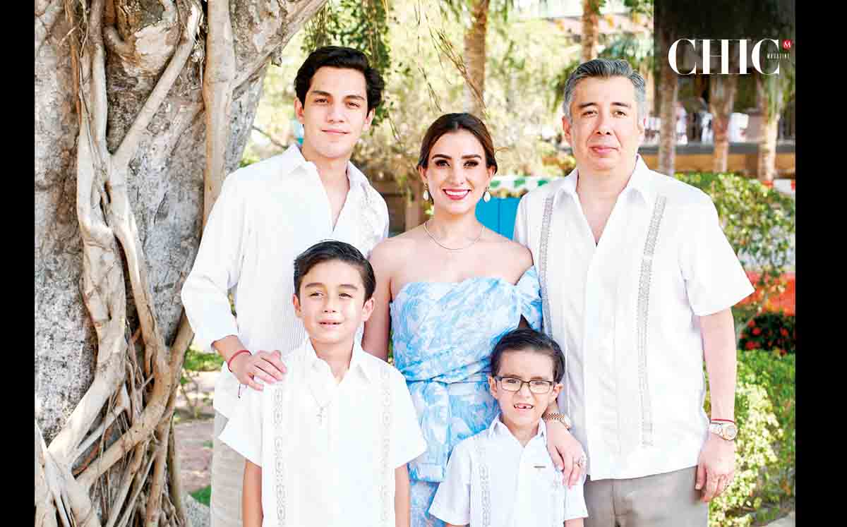 LEONARDO CORONA, MARIANA CONDE, LEONARDO CORONA Y JUAN CORONA festejaron junto a MARIANO CORONA de su primera comunión