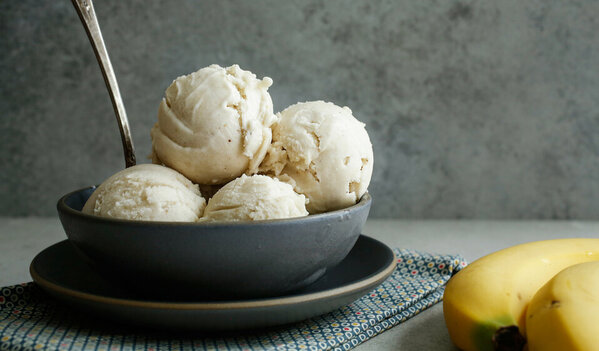 Aprovecha la cuarentena para preparar estas deliciosas recetas de helado saludable en casa.