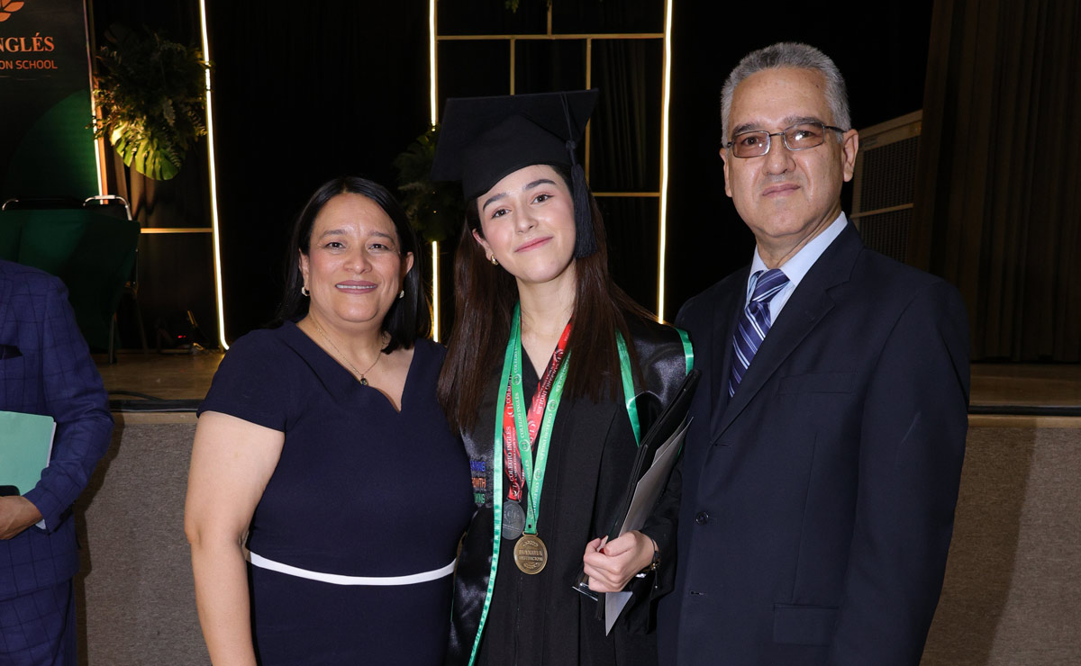 Silvia, Salma y Salvador