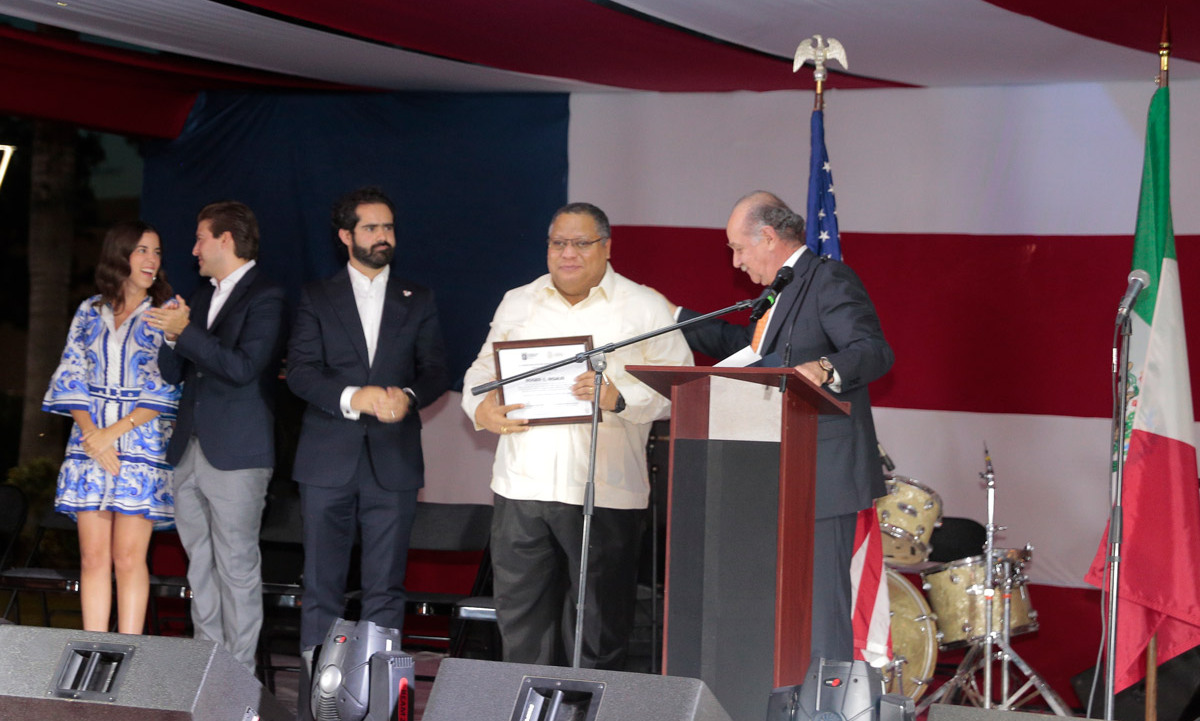 Roger C. Rigaud recibe un reconocimiento por su destacado trabajo como Cónsul General de Estados Unidos en Monterrey / Foto: Daniel Saldívar