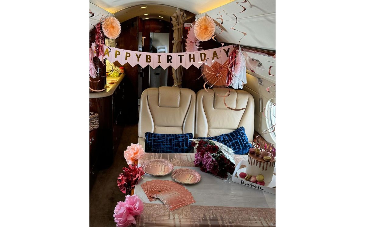 Decoración del jet privado de Canelo y Fernanda Gómez por su cumpleaños (Instagram)