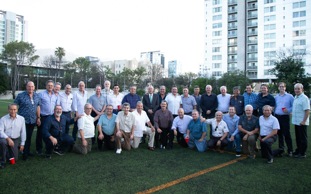 Grupo de asistentes al convivio de aniversario / Foto: Roberto Alvarado