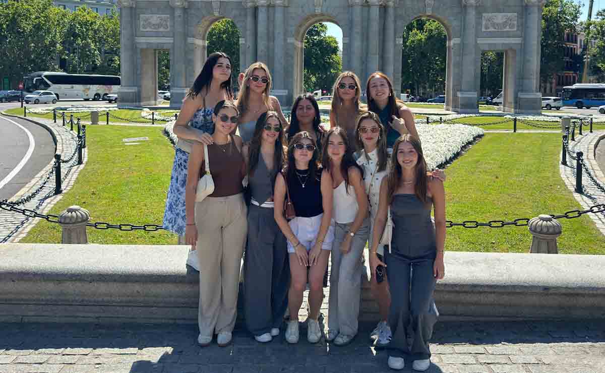 Mariana Gómez del campo junto a grupo de amigas / Fotos: Cortesía