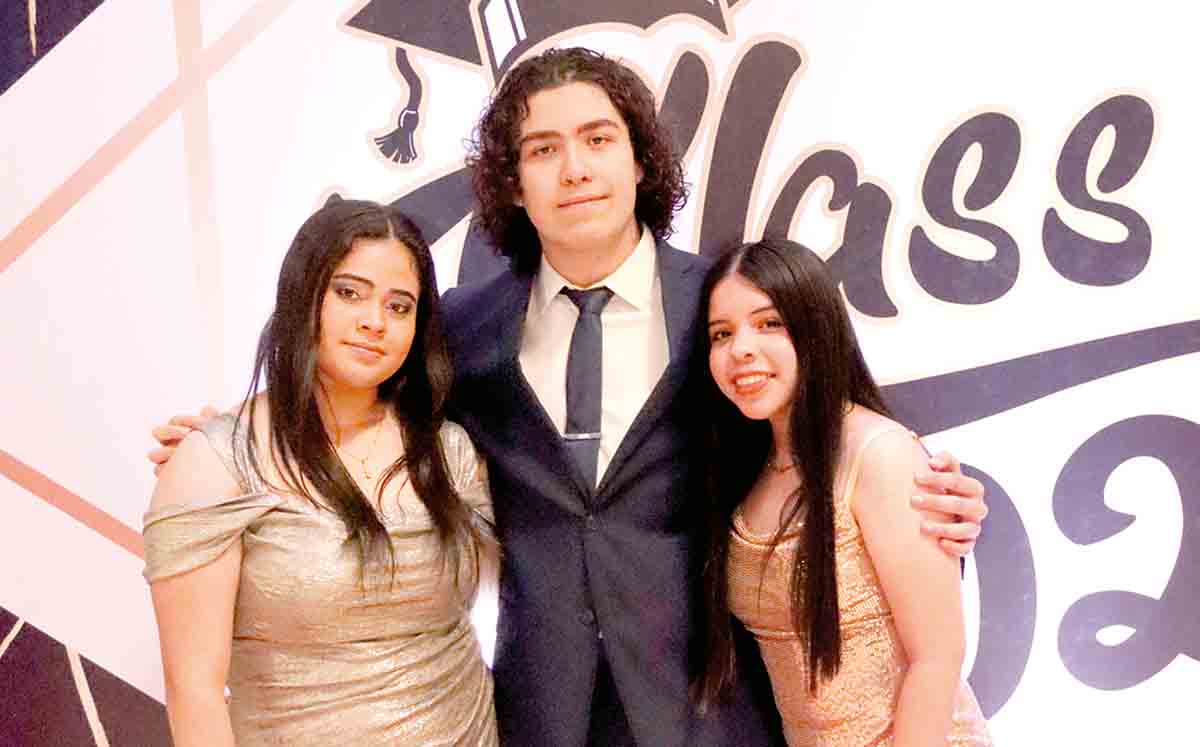 DANNA LIMA, EDUARDO MANZUR Y PAULINA SEIDLLER orgullosos de terminar una etapa más