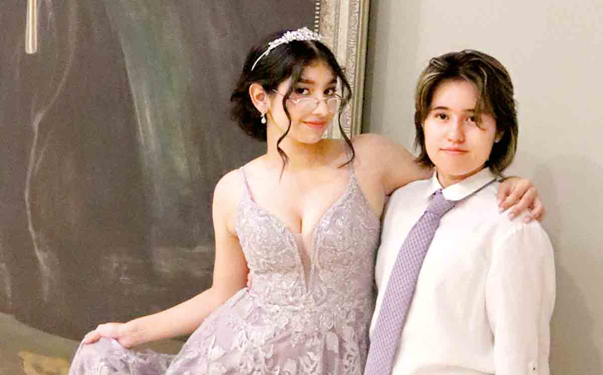 RENATA MARES Y MAC GARCÍA fueron recibidas por un gran back de fotos en el salón Reina Madre