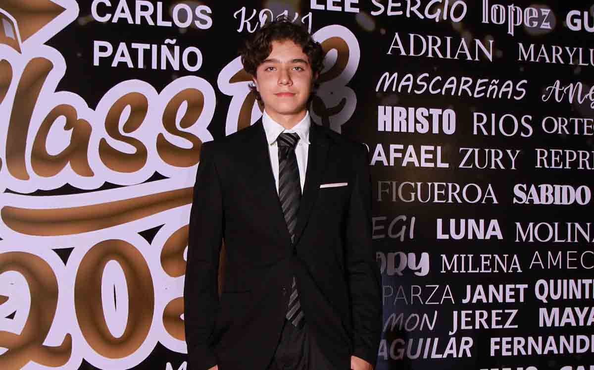 Asistente orgulloso de terminar una etapa más en su educación