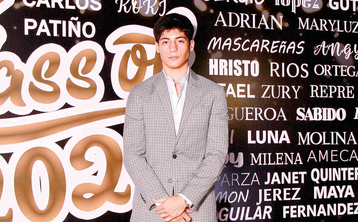 RAFAEL GARCÍA llegó con su mejor outfit a su graduación