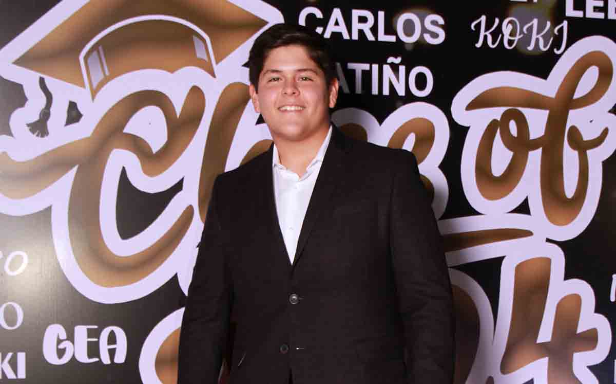 Asistente orgulloso de terminar una etapa más en su vida