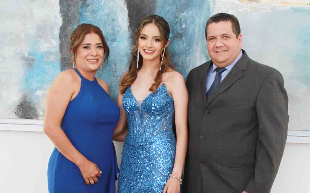 Asistentes felices de celebrar la graduación
