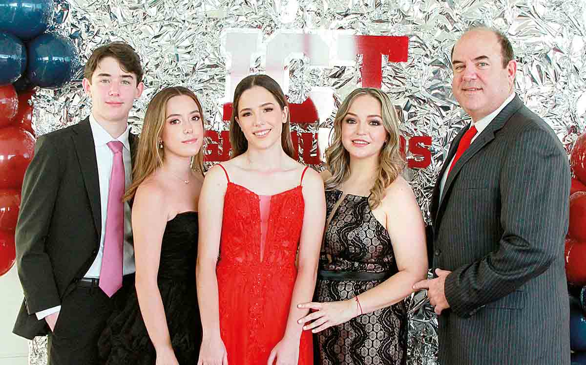 MANUEL DE POO, ANA SOFÍA DE POO, MARÍA JOSÉ DE POO, CINDY DE POO Y MANUEL DE POO nos regalaron sus mejores sonrisas en la graduación