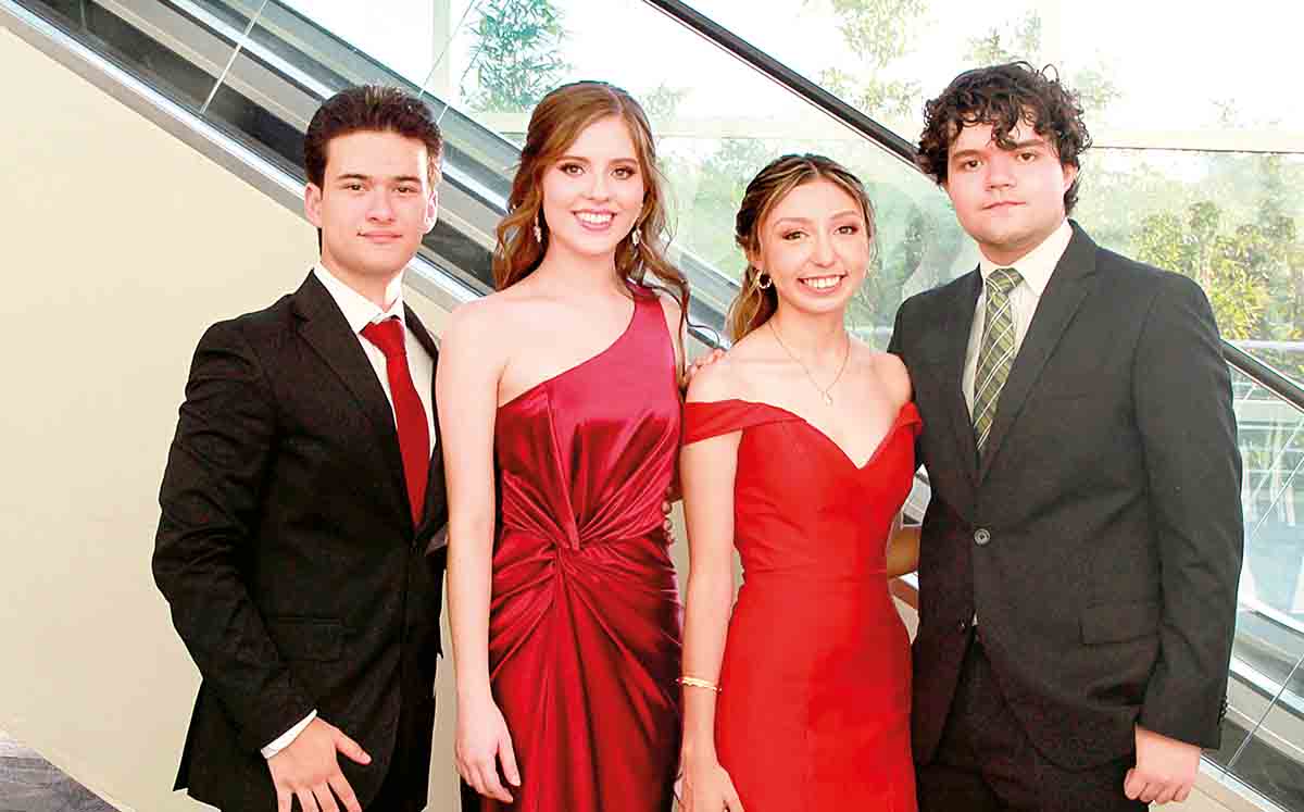 DIEGO GONZÁLEZ, REGINA SALDÍVAR, VALERIA CASTILLO Y RAFAEL ALONSO felices de celebrar la graduación