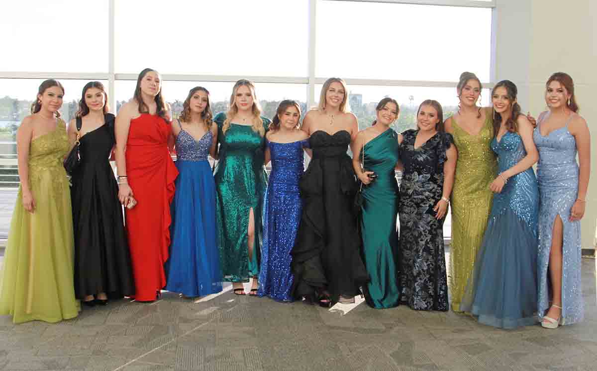 Asistentesllegaron con sus mejores vestidos a la graduación