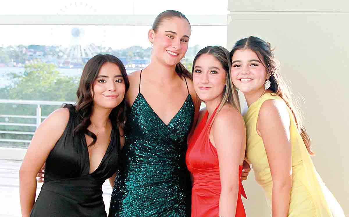 NAILA LÓPEZ, ANA PAOLA GONZÁLEZ, CECILIA MARTÍNEZ Y ALE MOHAMAR felices de poder celebrar juntas de su graduación