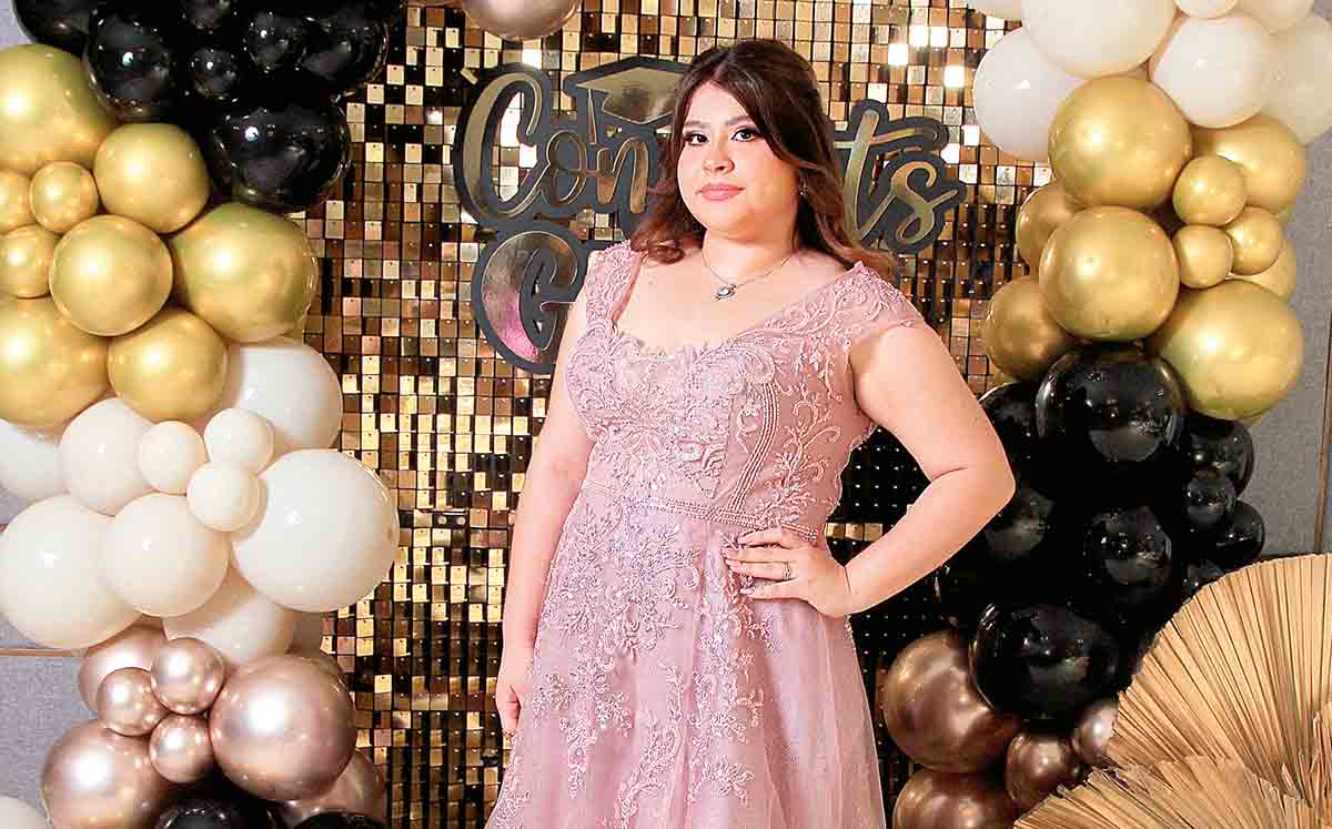 VANESSA CASTRO orgullosa de terminar su carrera