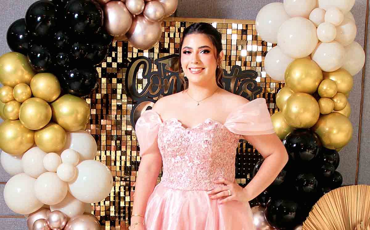KATE MORTEO lucía hermosa en su graduación