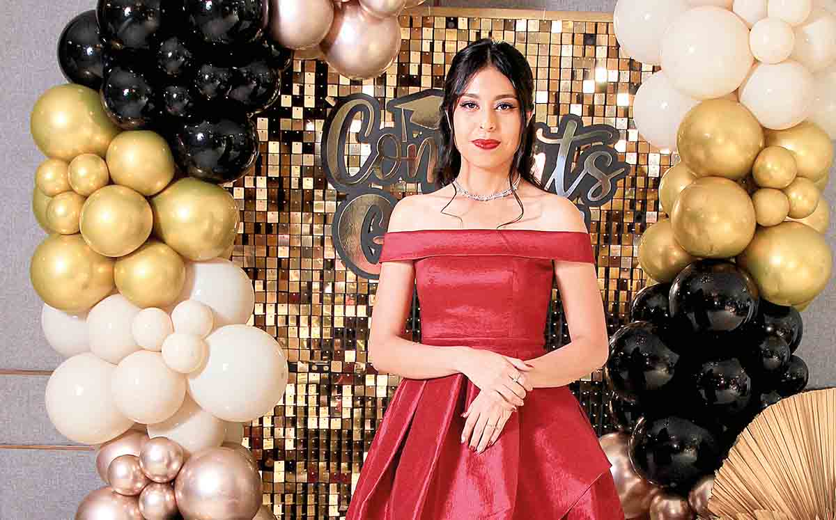 YUDITH RAMOS llegó con su mejor vestido a su graduación en el salón Principal 360