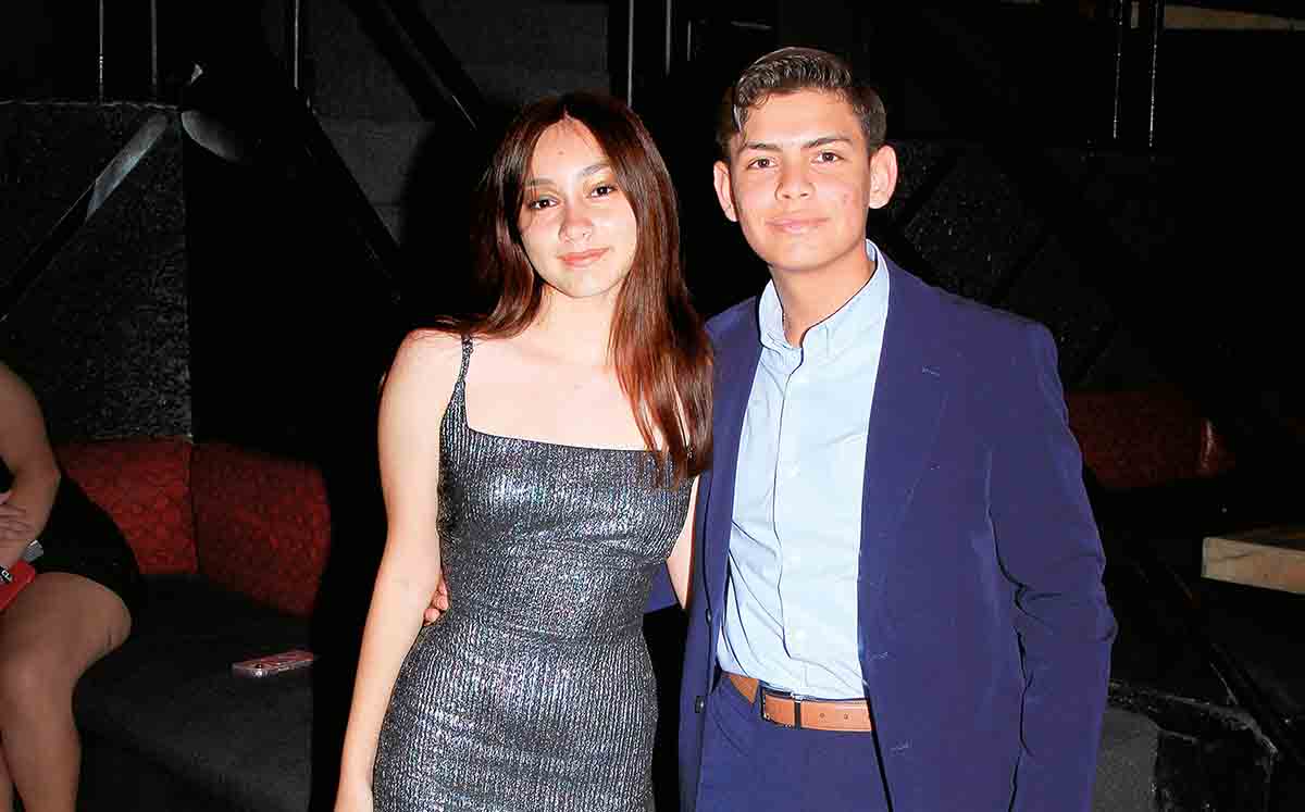 SOFÍA RODRÍGUEZ Y ROMÁN DEL ÁNGEL disfrutaron de la música del DJ de la casa, Carlos Márquez