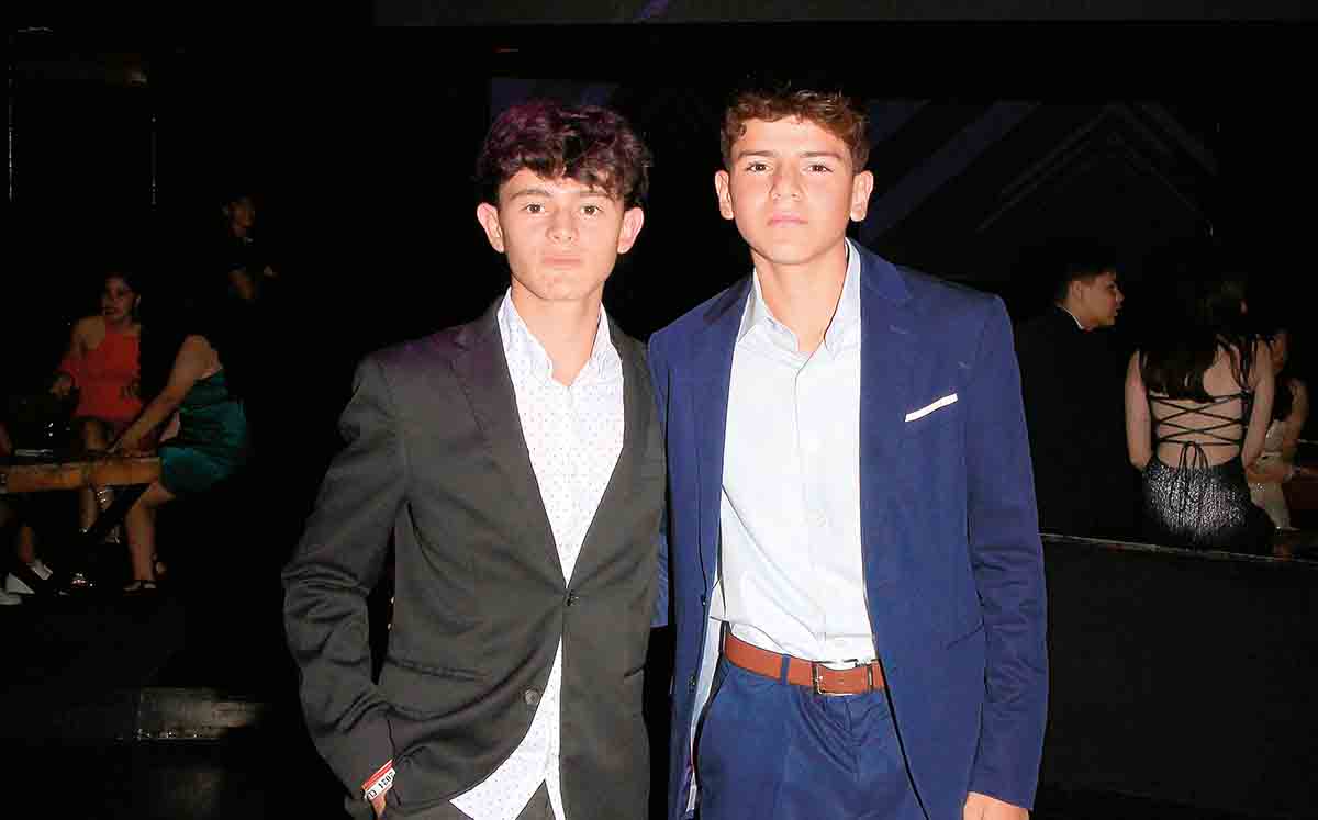 MATTHEW SAN MARTÍN Y JUAN PABLO CASTELLANOS felices de completar una etapa más en su vida