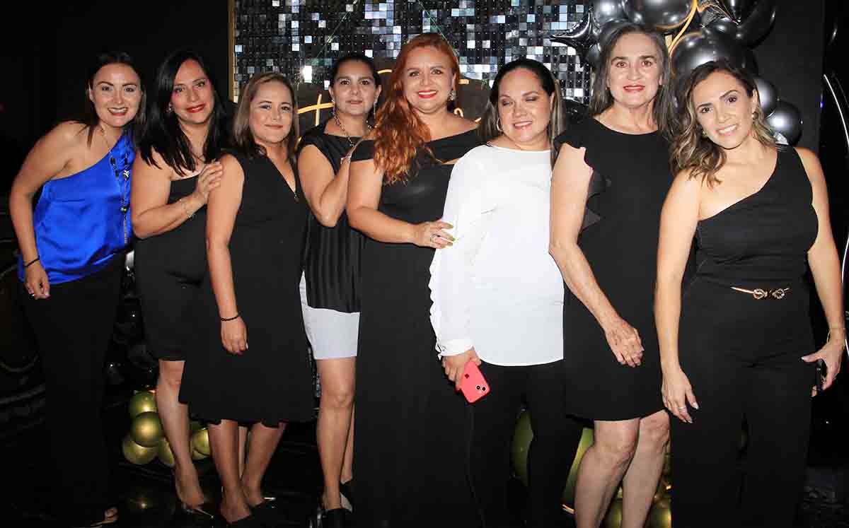 Asistentes felices en la graduación del Colegio Félix De Jesús Rougier