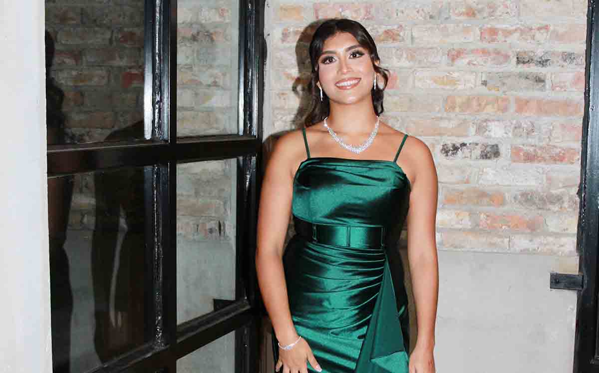 Asistente disfrutó de tomarse fotos en una cabina de espejo por parte de Xpressa tu Evento