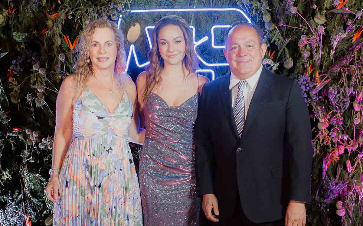 ELIZABETH HUMPHREY, CAMILA GIL Y JAVIER GIL felices del termino de una etapa